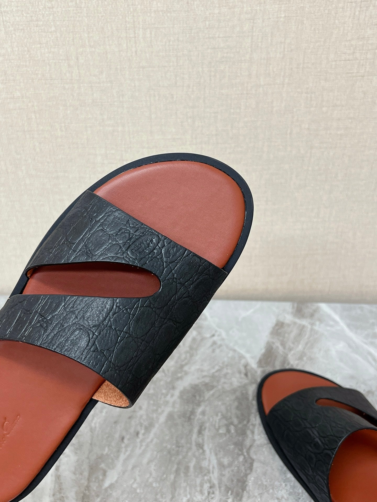 LP 26S CUTOUT SLIDES IN BLACK GRAINED CALFSKIN