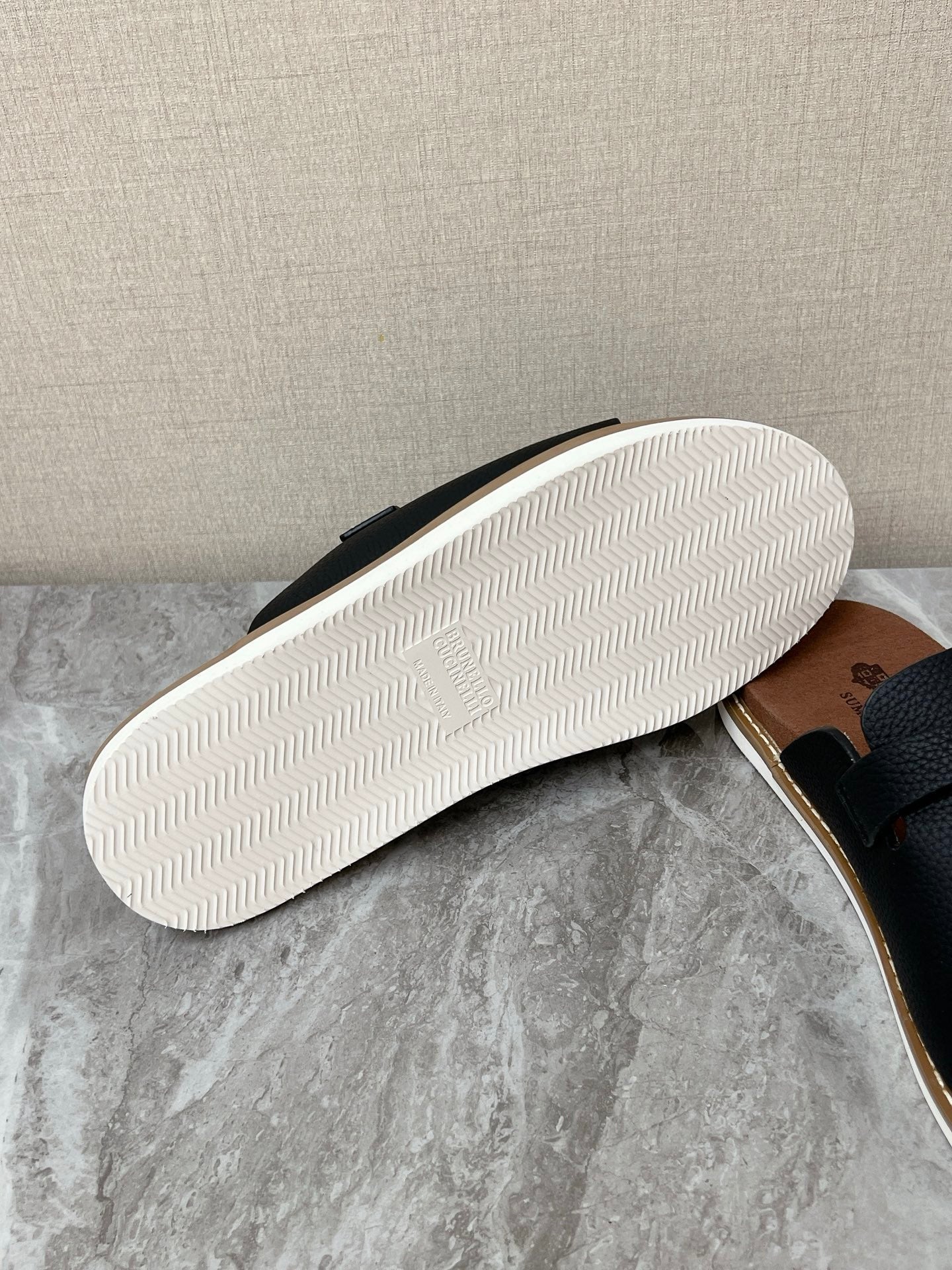 LP 26S LOCK CHARM SLIDES IN BLACK CALFSKIN SILVER HARDWARE