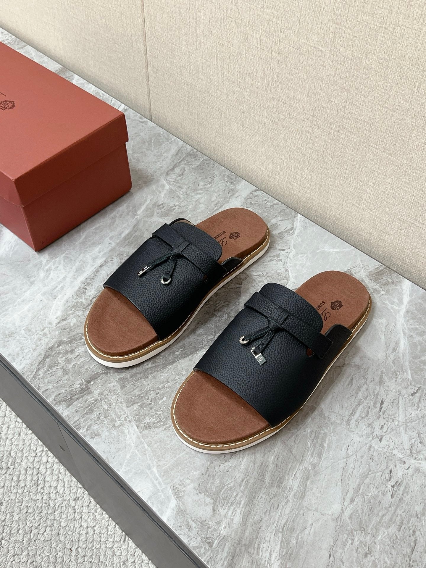 LP 26S LOCK CHARM SLIDES IN BLACK CALFSKIN SILVER HARDWARE