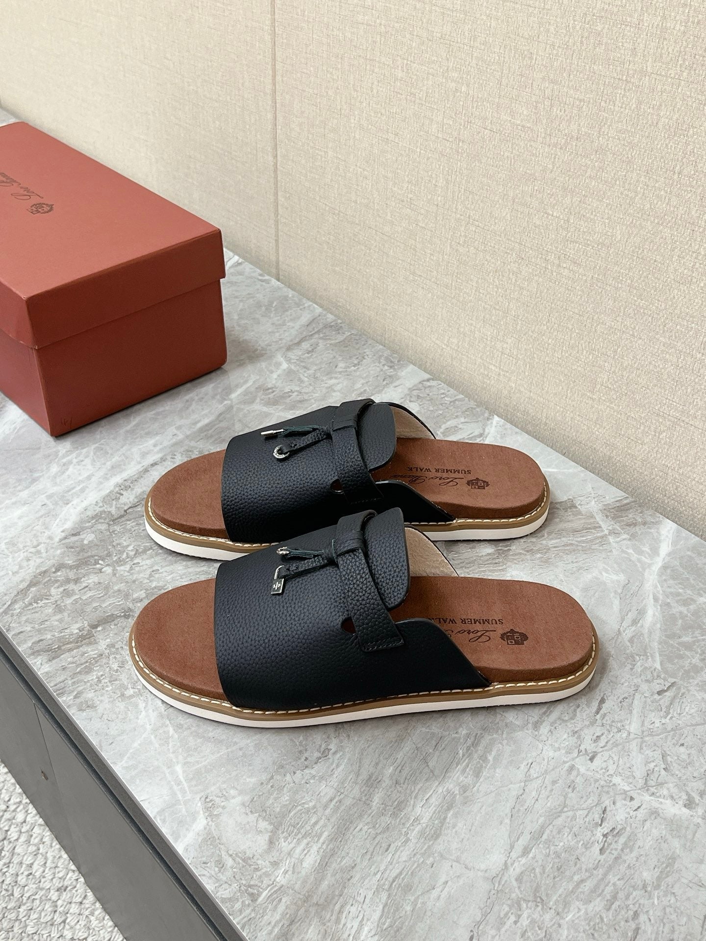 LP 26S LOCK CHARM SLIDES IN BLACK CALFSKIN SILVER HARDWARE
