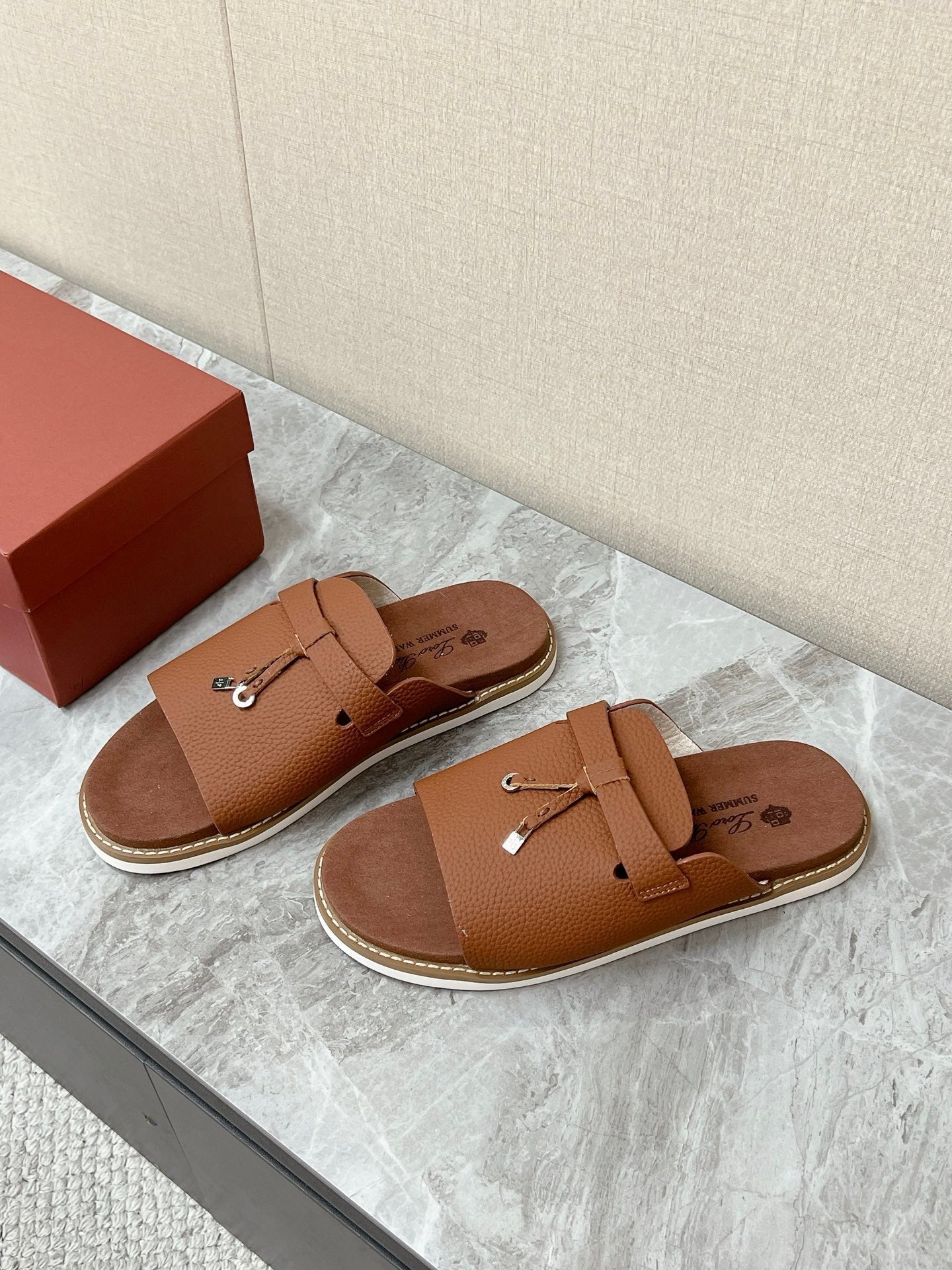 LP 26S LOCK CHARM SLIDES IN CARAMEL BROWN CALFSKIN SILVER HARDWARE
