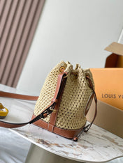 NOÉ PURSE 24 IN BEIGE CROCHETED RAFFIA AND BROWN CALFSKIN TRIM