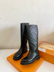 TERRITORY FLAT HIGH BOOT IN BLACK EMBOSSED CALFSKIN