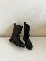 TERRITORY FLAT ANKLE BOOT IN BLACK EMBOSSED CALFSKIN