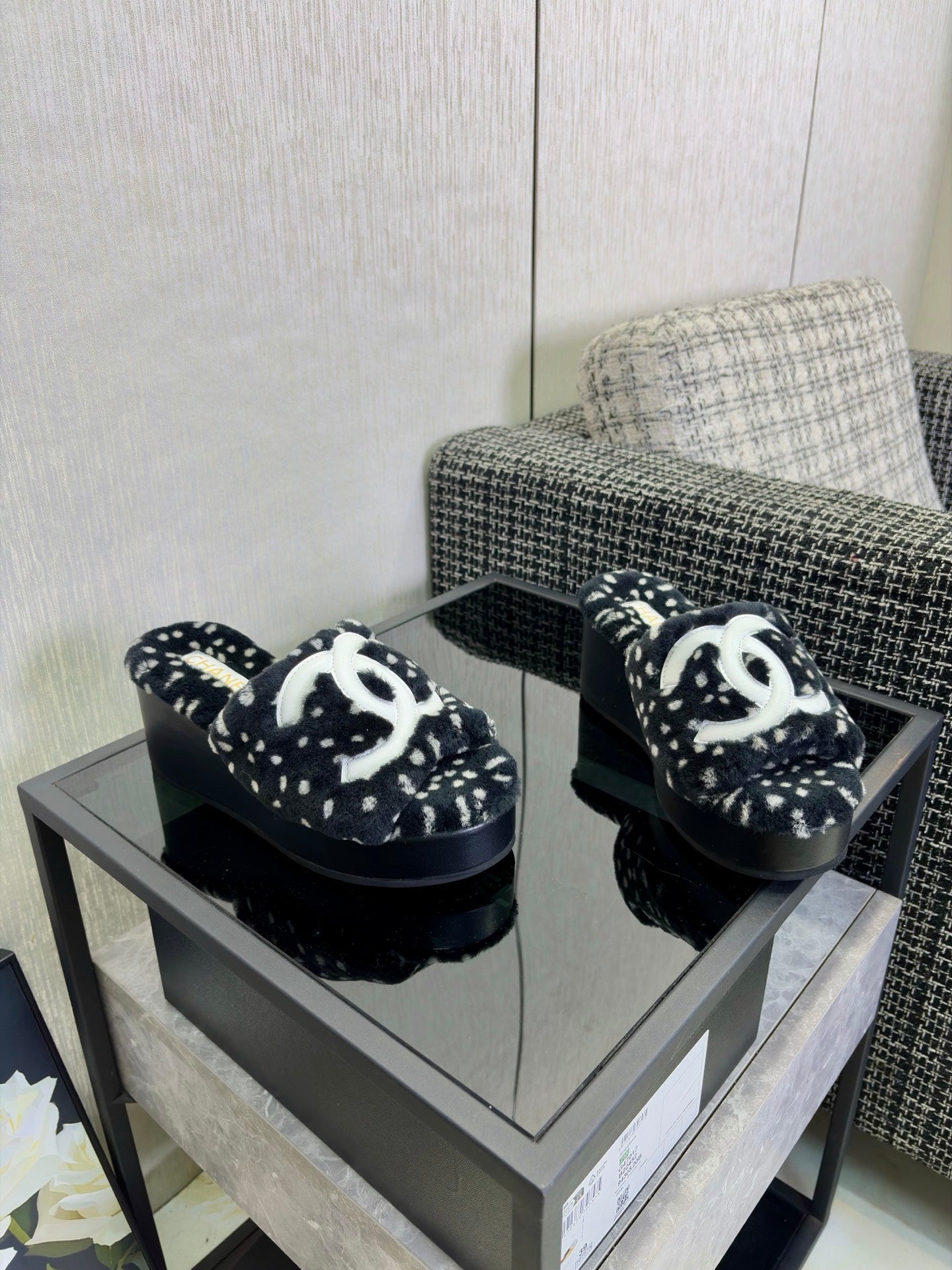 CHANEL 26S PLATFORM SLIDE SANDALS IN BLACK SHEARLING AND WHITE CC LOGO SQUARE TOE