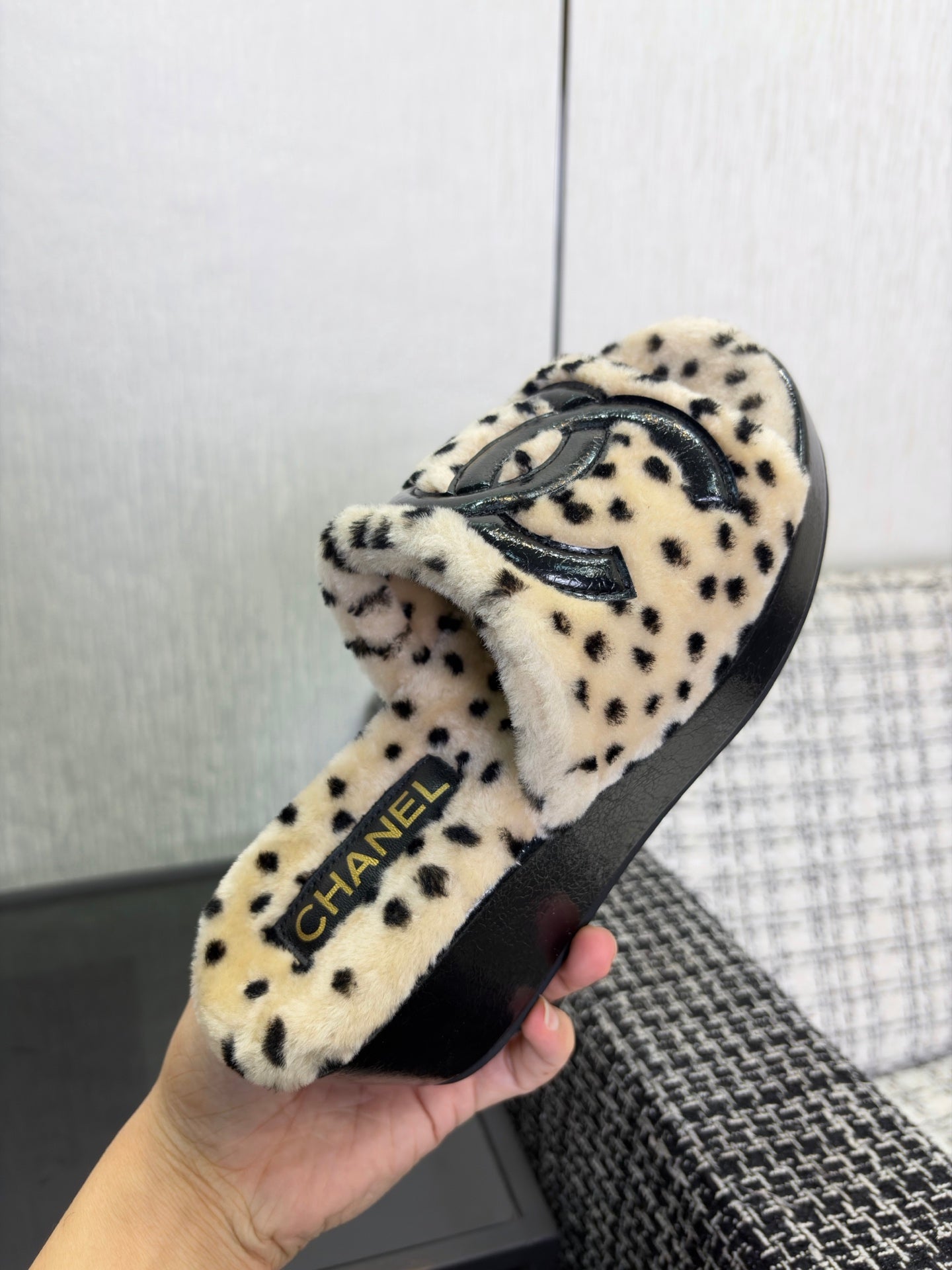 CHANEL 26S PLATFORM SLIDE SANDALS IN BEIGE SHEARLING AND BLACK CC LOGO SQUARE TOE