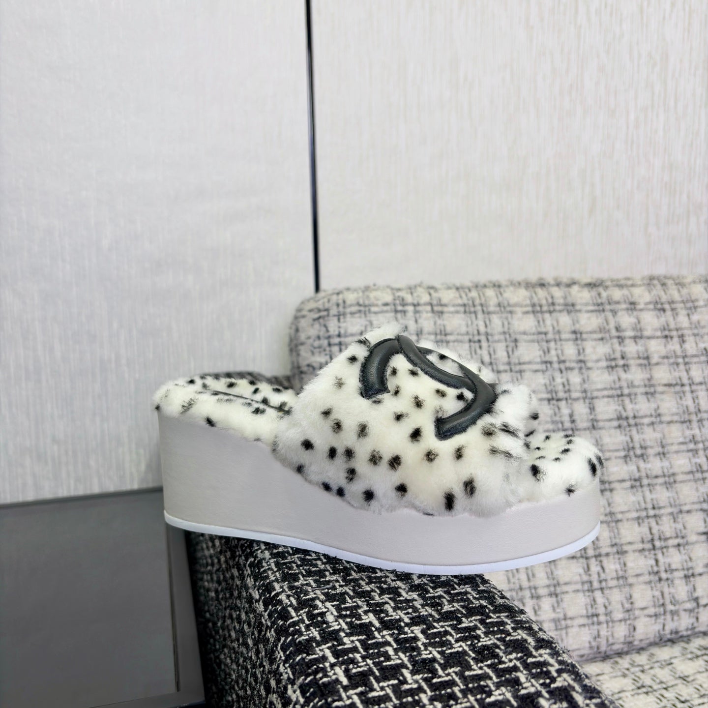 CHANEL 26S PLATFORM SLIDE SANDALS IN WHITE SHEARLING AND BLACK CC LOGO SQUARE TOE