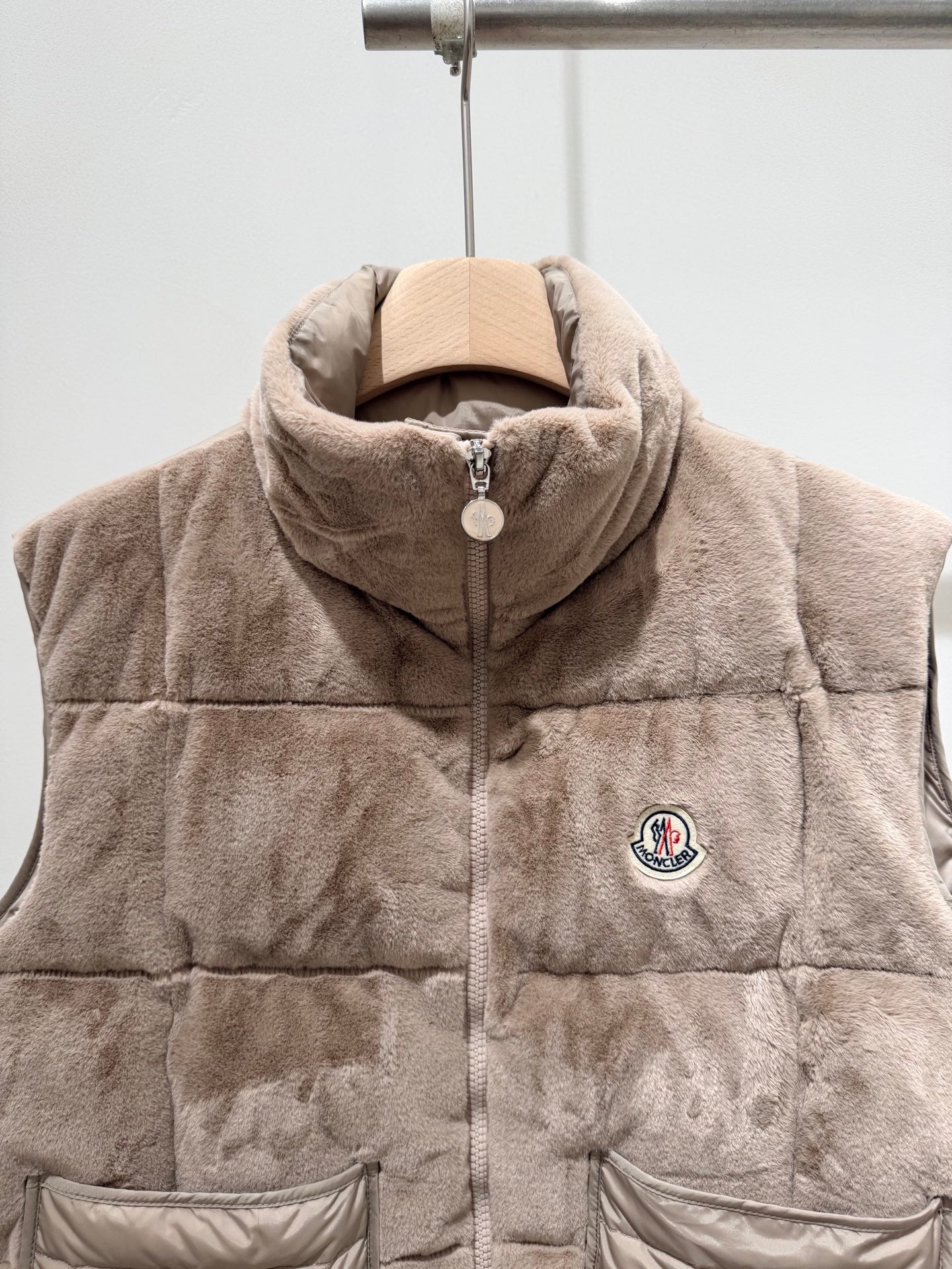 MONCLER 25S DOWN VEST 210