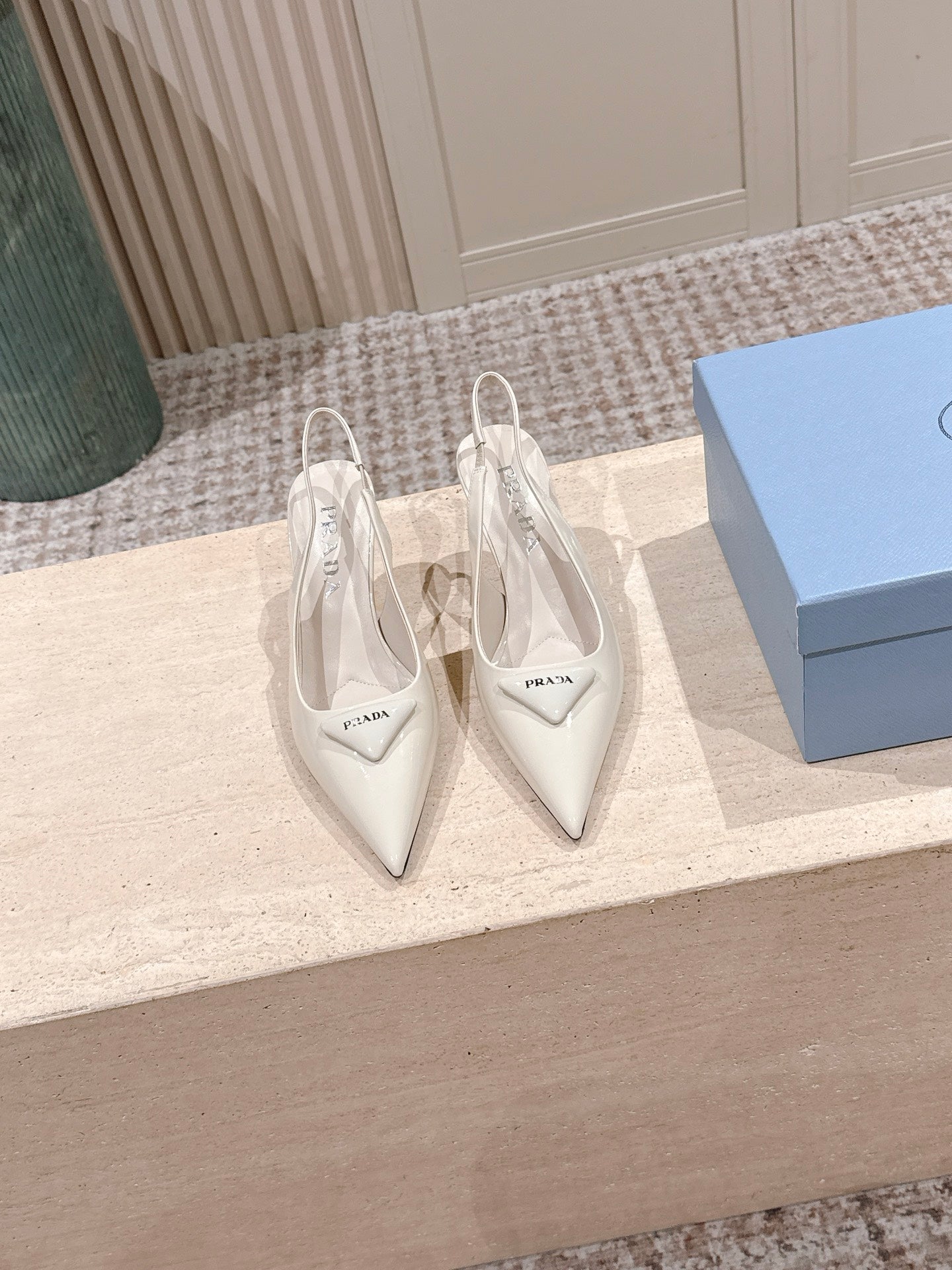 PRADA 26S POINTED-TOE SLINGBACK HEELS 75MM IN LIGHT BEIGE PATENT CALFSKIN