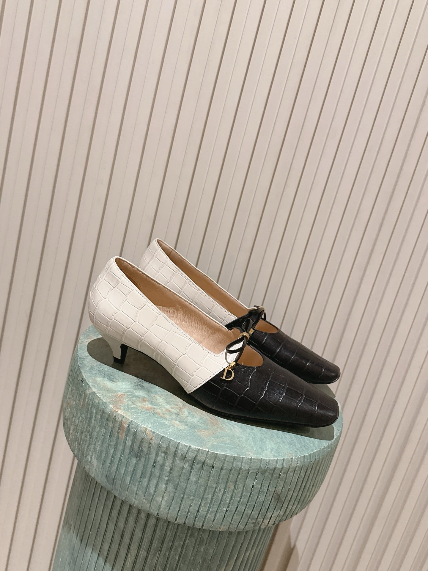 DIOR 26S MARY JANE 40MM IN BLACK AND WHITE CROCODILE EMBOSSED CALFSKIN KITTEN HEELS
