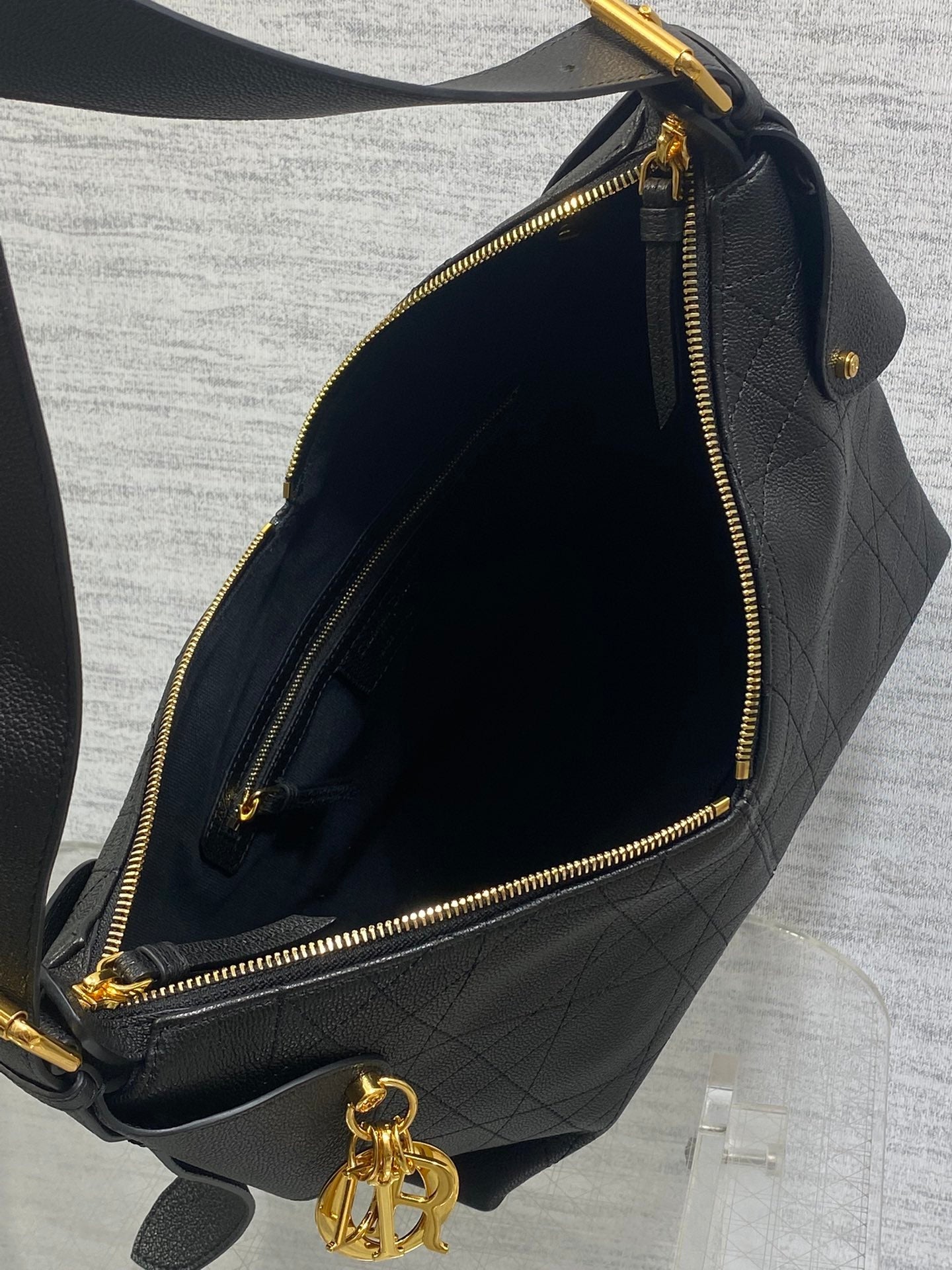 DIOR 25S MEDIUM VOYAGE BAG 28 IN BLACK FLAT MACROCANNAGE GRAINED CALFSKIN
