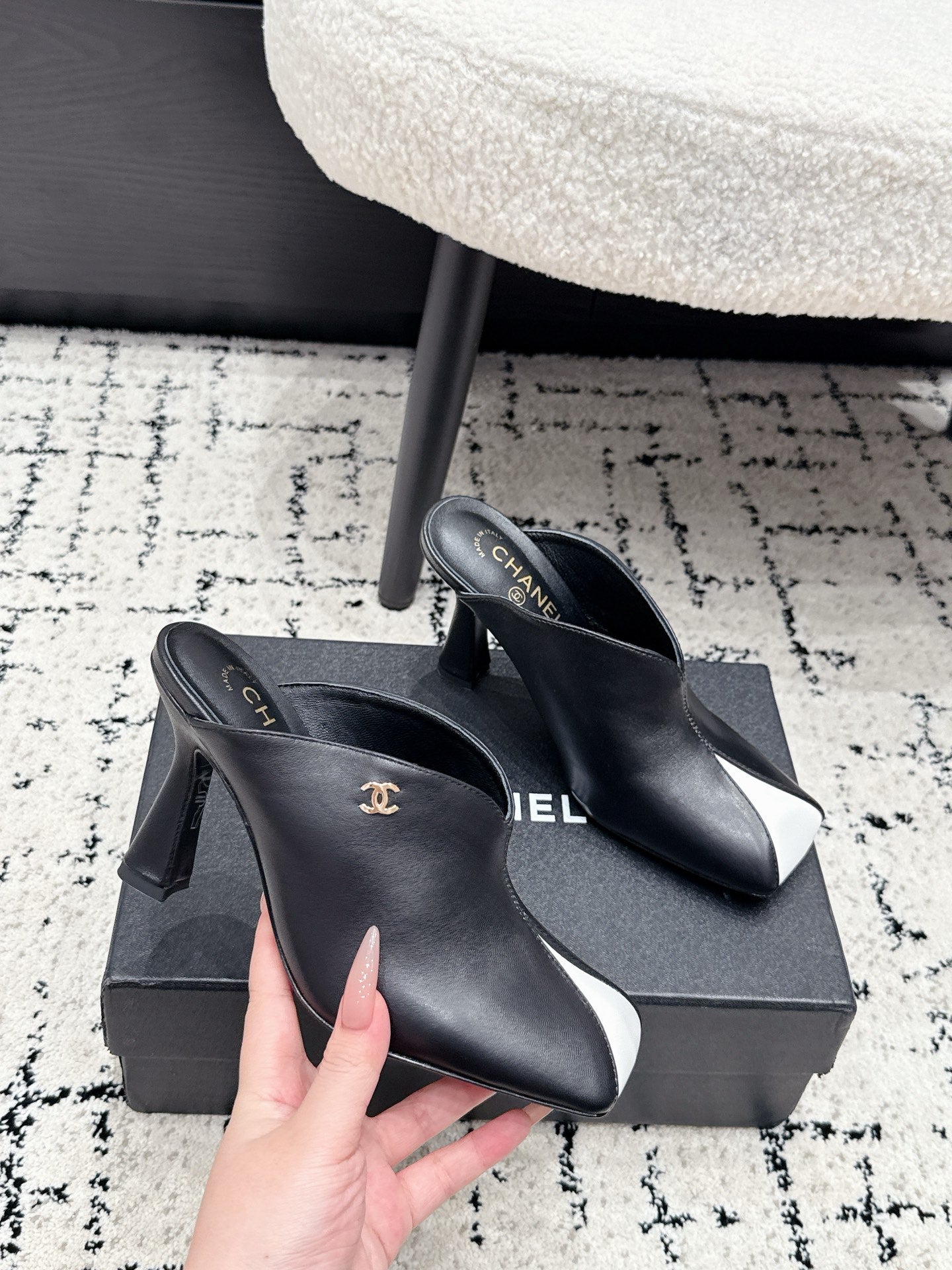 CHANEL 26S SQUARE-TOE HEELED MULES 95 MM IN BLACK MIX WHITE LAMBSKIN