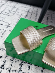 BOTTEGA VENETA 26S SQUARE-TOE WOVEN-STRAP SANDALS IN GOLD LAMBSKIN