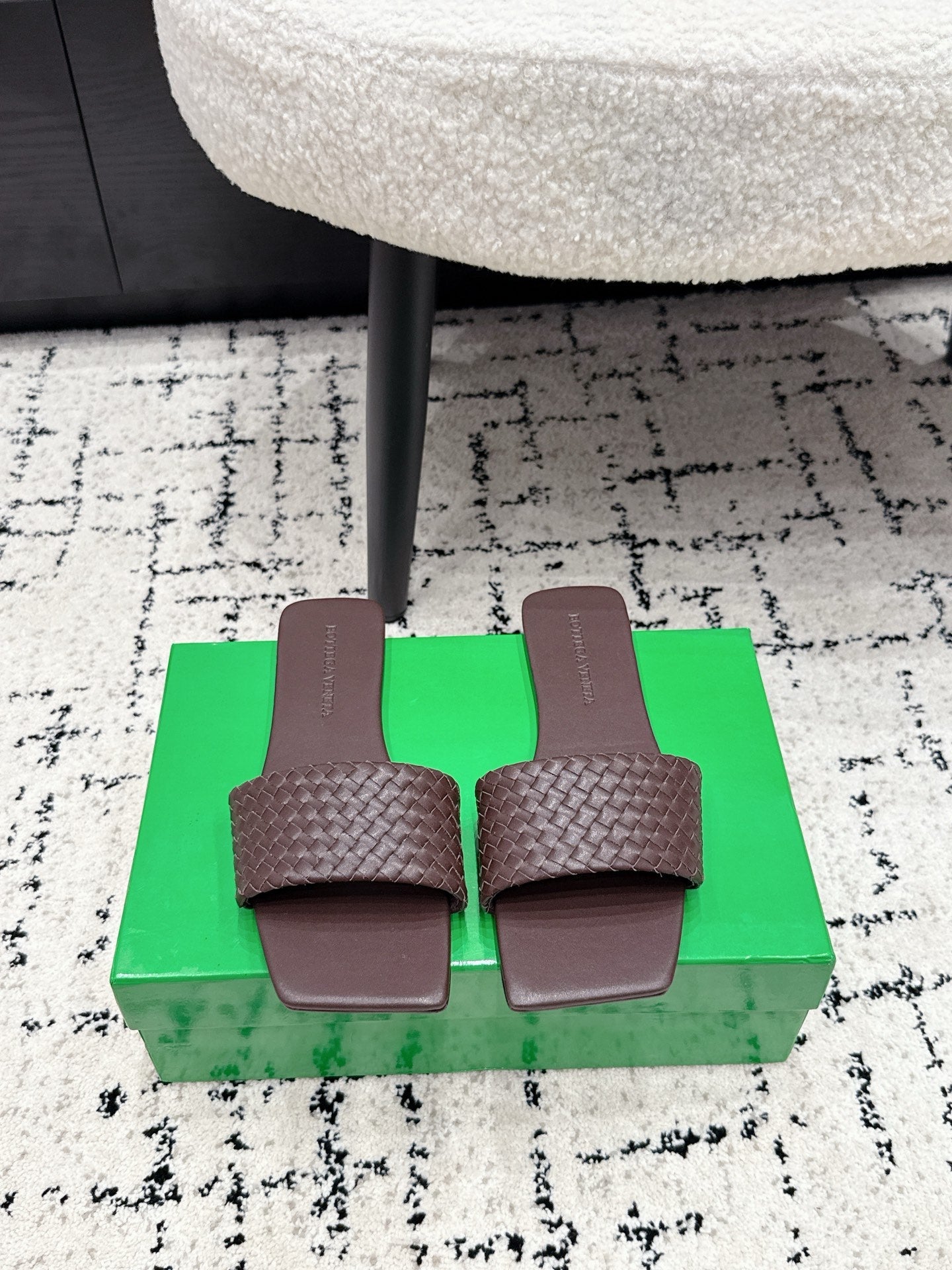 BOTTEGA VENETA 26S SQUARE-TOE WOVEN-STRAP SANDALS IN DARK BROWN LAMBSKIN