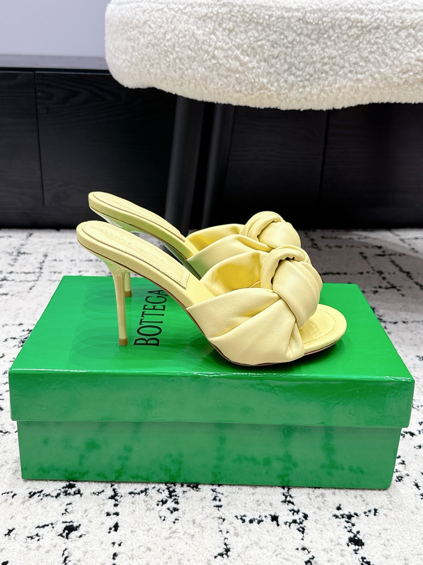 BOTTEGA VENETA 26S TWIST-STRAP HIGH-HEEL SANDALS 90 MM IN LIGHT YELLOW LAMBSKIN