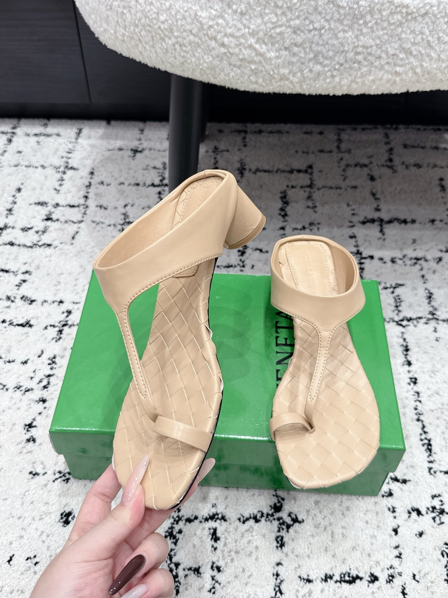 BOTTEGA VENETA 26S HIGH-HEEL THONG SANDALS 40 MM IN BEIGE CALFSKIN