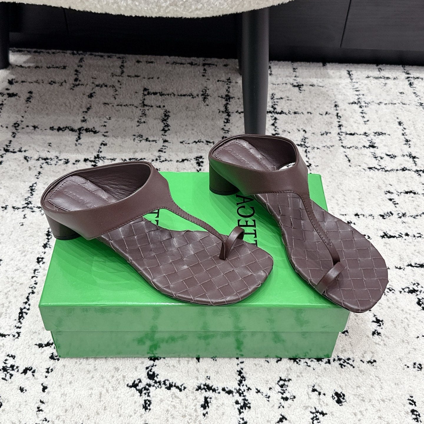 BOTTEGA VENETA 26S HIGH-HEEL THONG SANDALS 40 MM IN DARK BROWN CALFSKIN