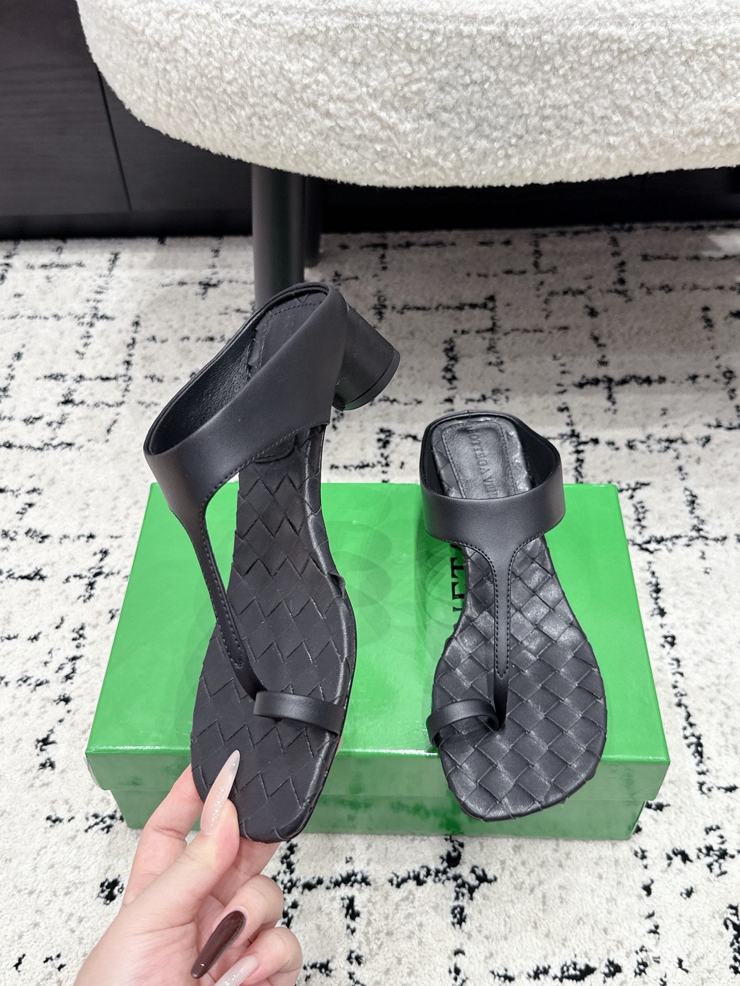 BOTTEGA VENETA 26S HIGH-HEEL THONG SANDALS 40 MM IN BLACK CALFSKIN