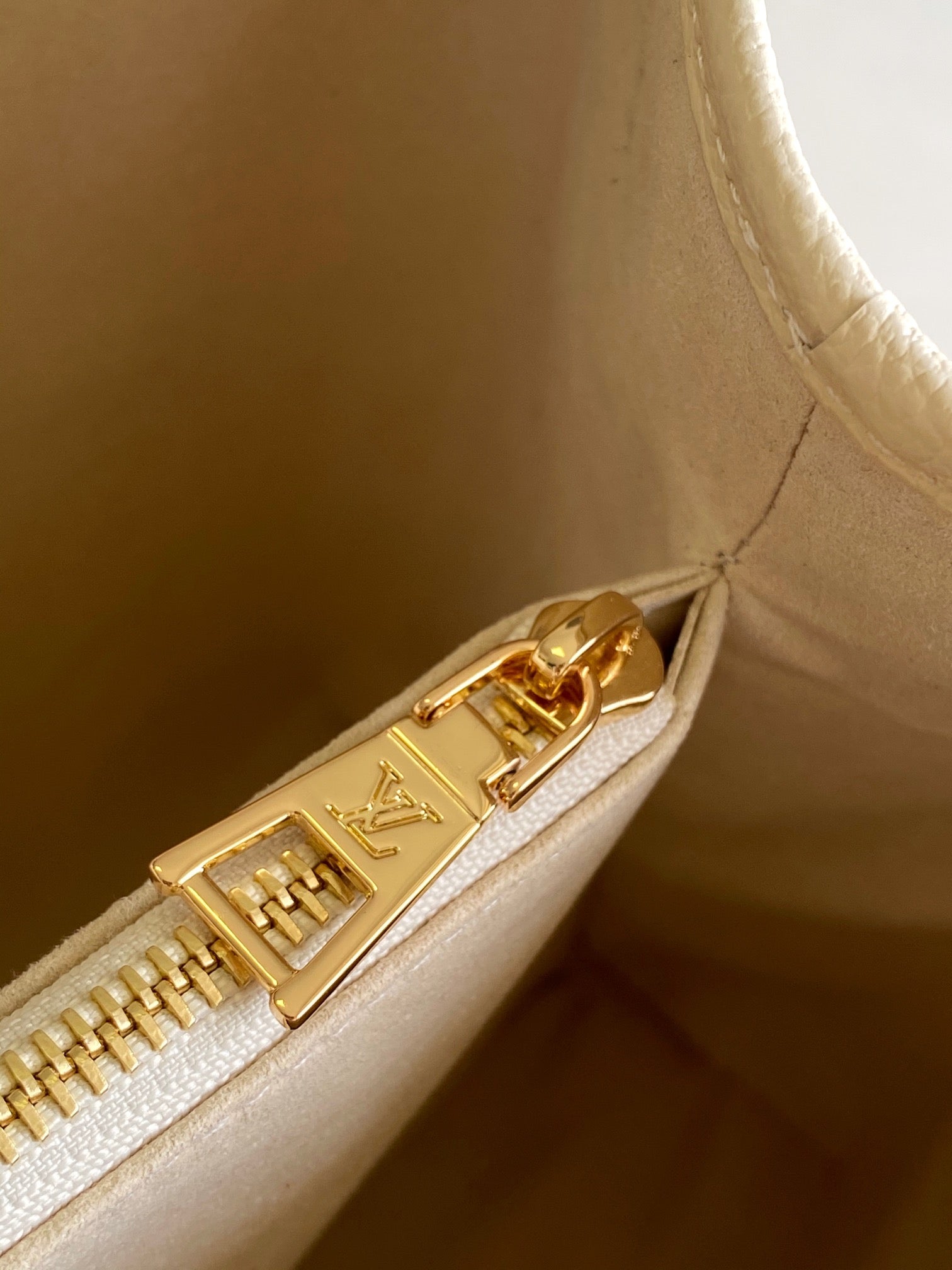 LV 25S BABYLONE TOTE GM BAG 37 IN CREAM CALFSKIN GOLD HARDWARE