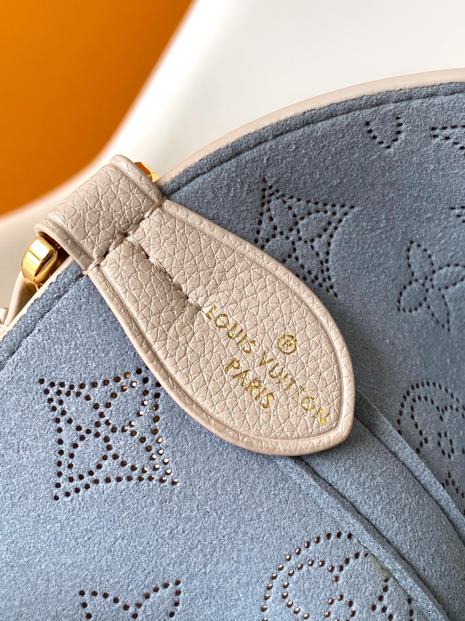 BLOSSOM 20 IN LIGHT BEIGE MAHINA CALFSKIN