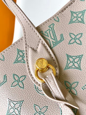 BLOSSOM 20 IN LIGHT BEIGE MAHINA CALFSKIN
