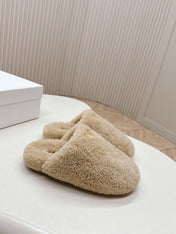 MULES ATTACHED TRIANGLE LOGO IN BEIGE SHEARLING
