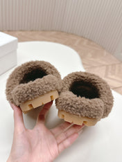 MULES ATTACHED TRIANGLE LOGO IN WOOD BROWN SHEARLING