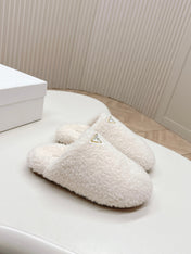 MULES ATTACHED TRIANGLE LOGO IN WHITE SHEARLING