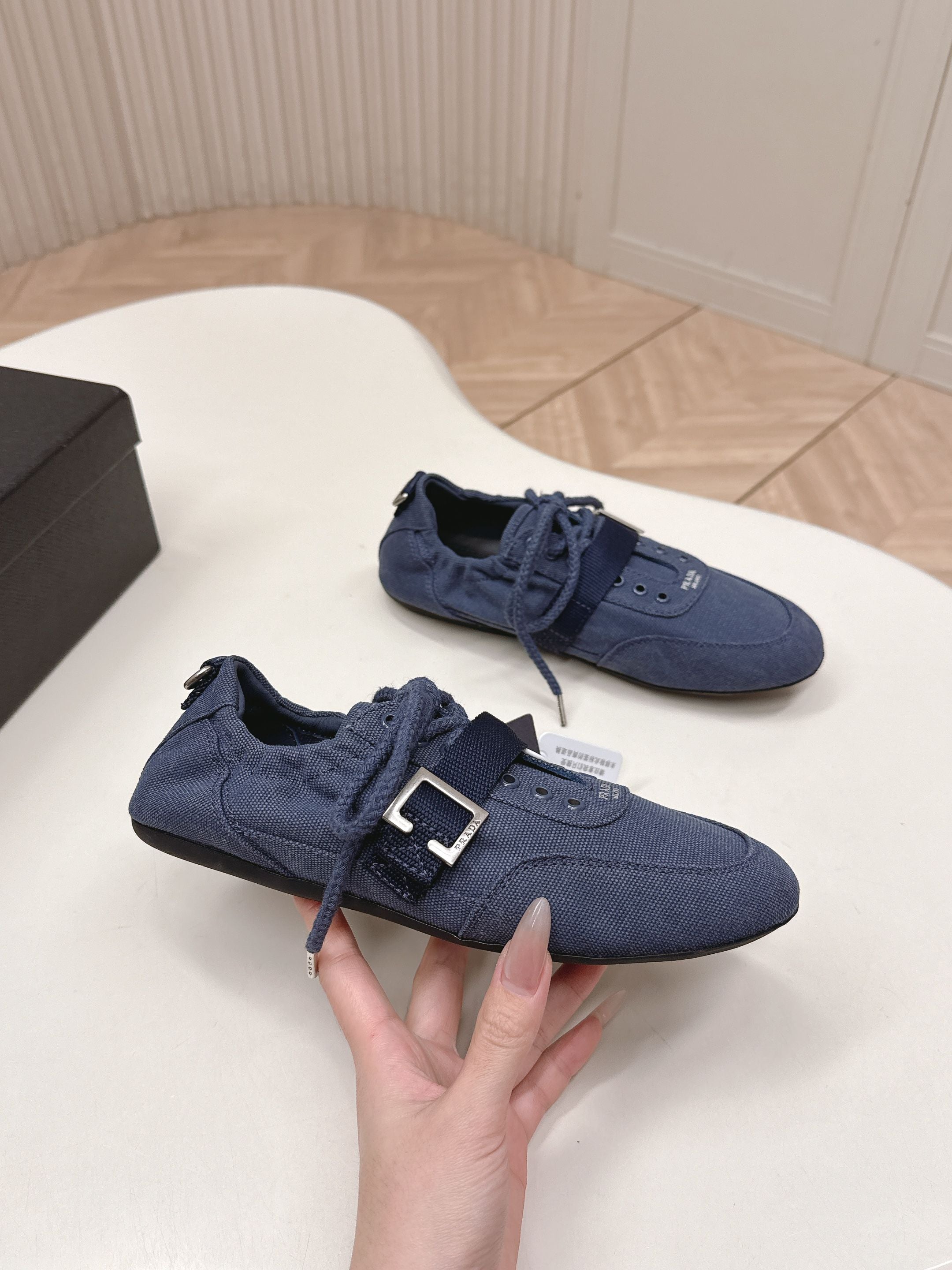 PRADA 26S LACE UP MINIMAL SNEAKERS IN NAVY BLUE CANVAS