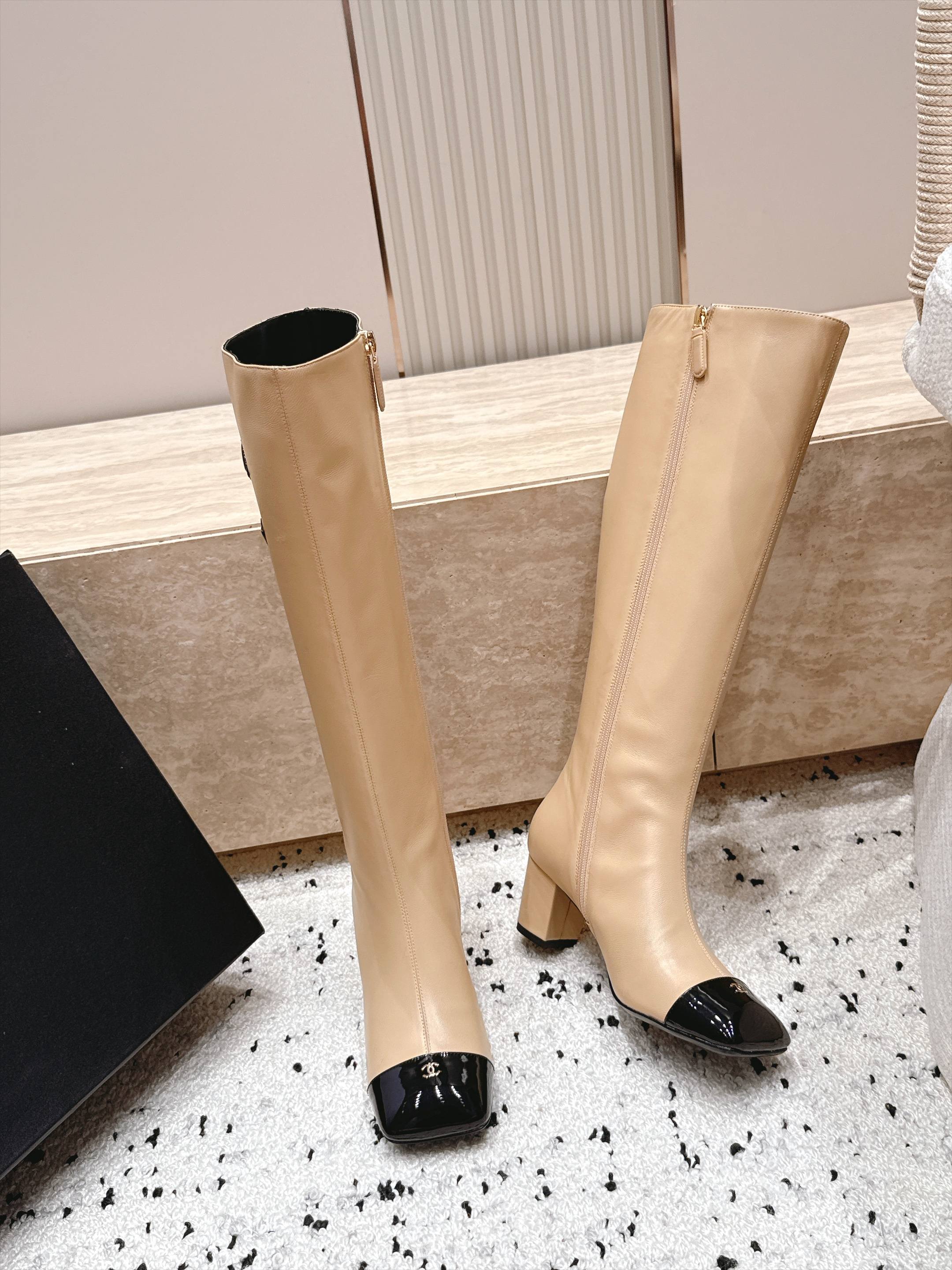 CHANEL 26S KNEE HIGH BOOTS 70 MM IN BEIGE CALFSKIN AND BLACK PATENT