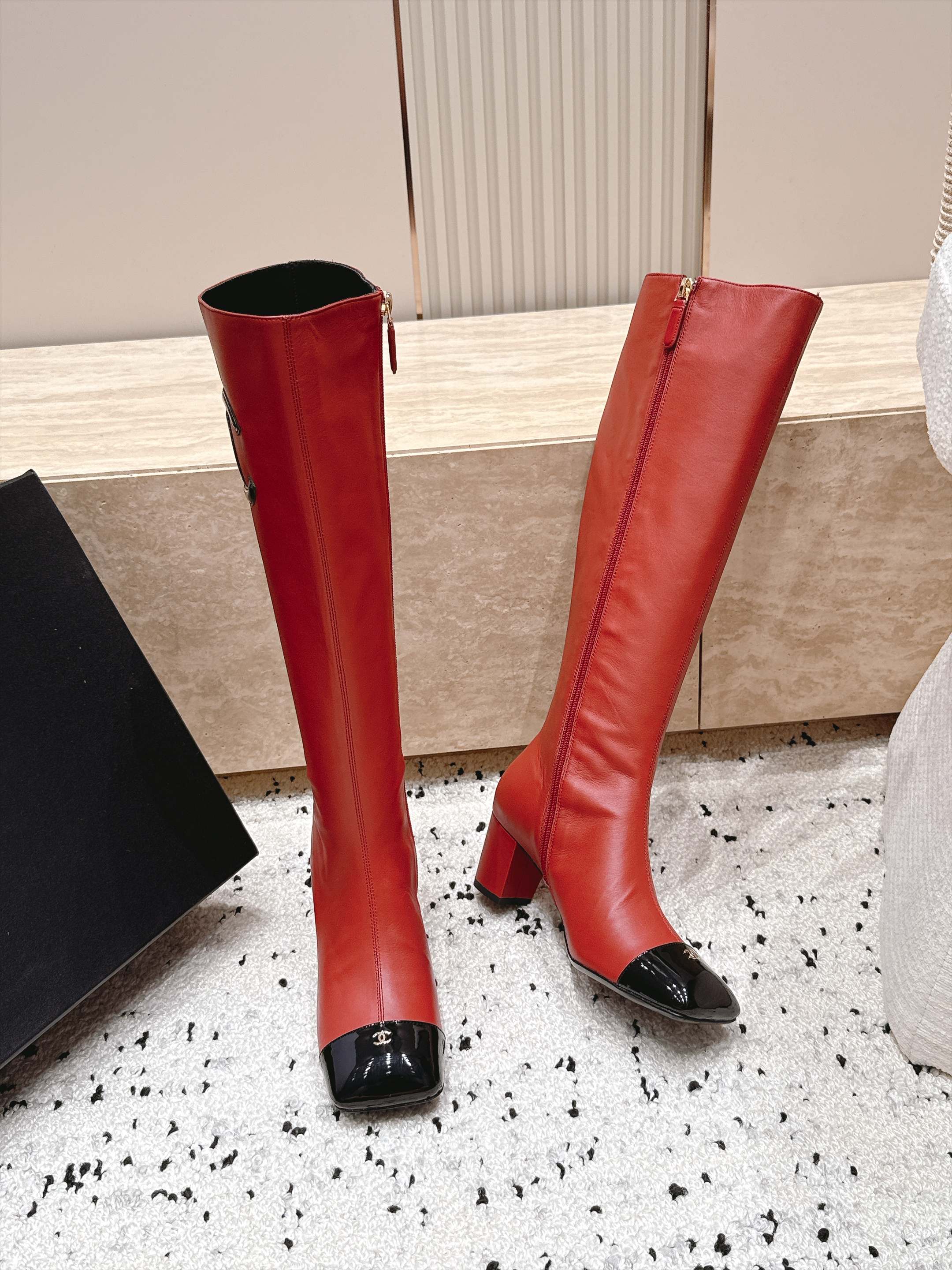 CHANEL 26S KNEE HIGH BOOTS 70 MM IN RED CALFSKIN AND BLACK PATENT