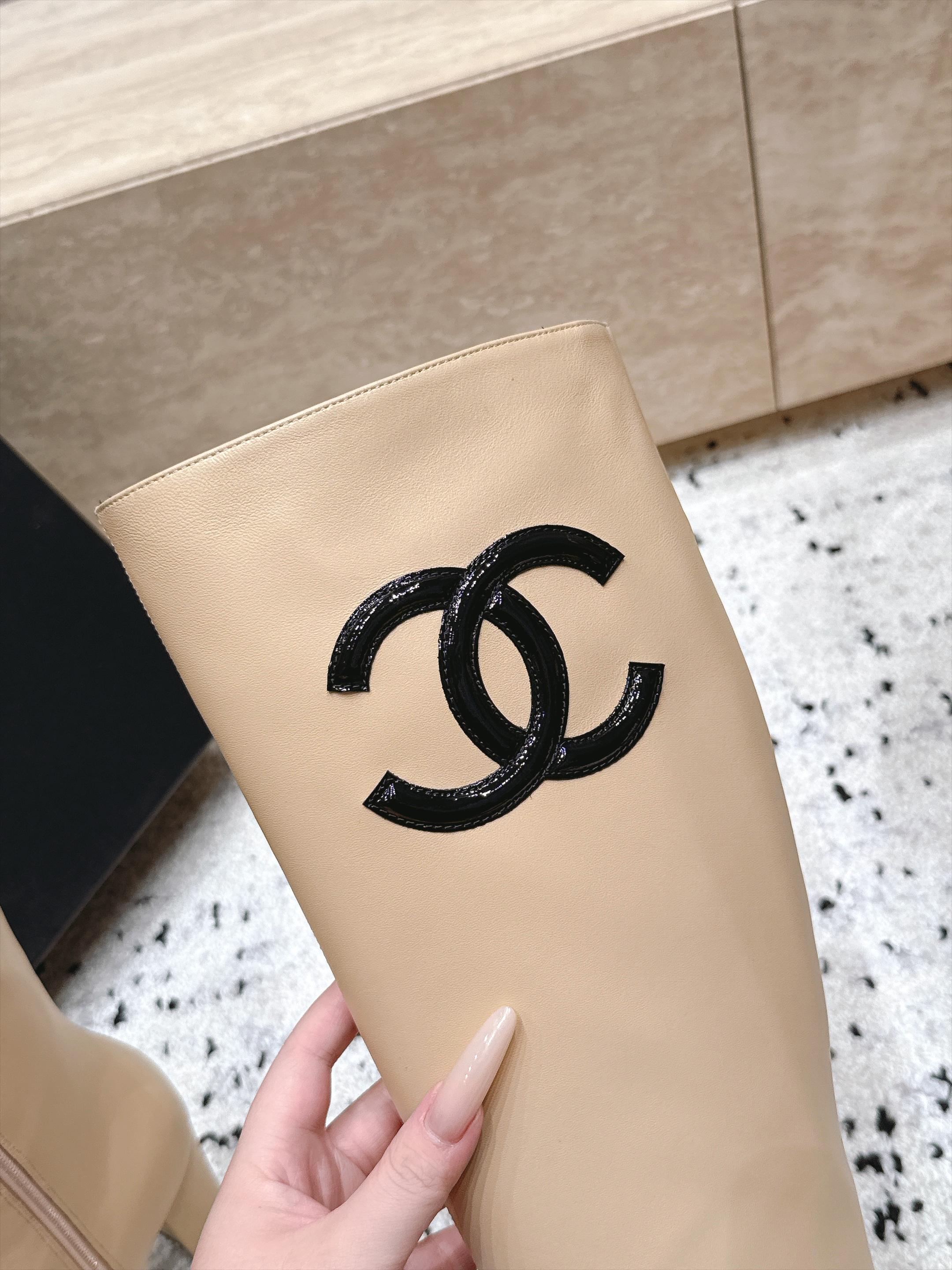 CHANEL 26S KNEE HIGH BOOTS 90 MM IN BEIGE CALFSKIN AND BLACK PATENT