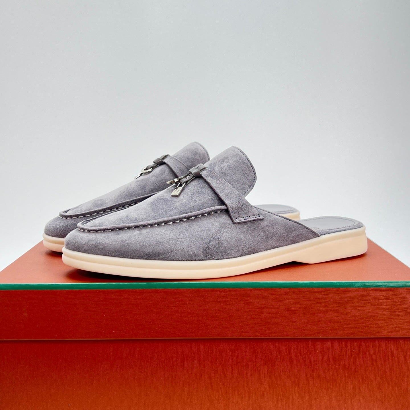 LP SUMMER CHARMS WALK MULES IN GREY SUEDE