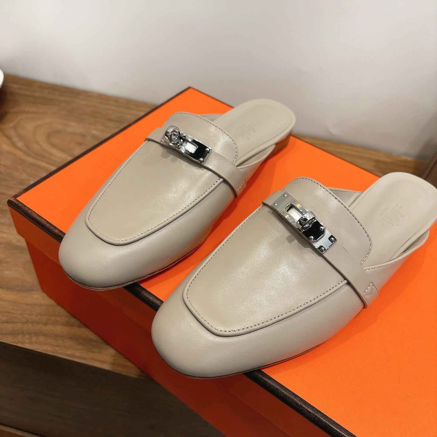 HM 26S KELLY MULE IN BEIGE CALFSKIN SILVER HARDWARE