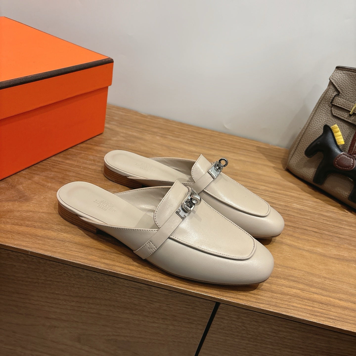 HM 26S KELLY MULE IN BEIGE CALFSKIN SILVER HARDWARE