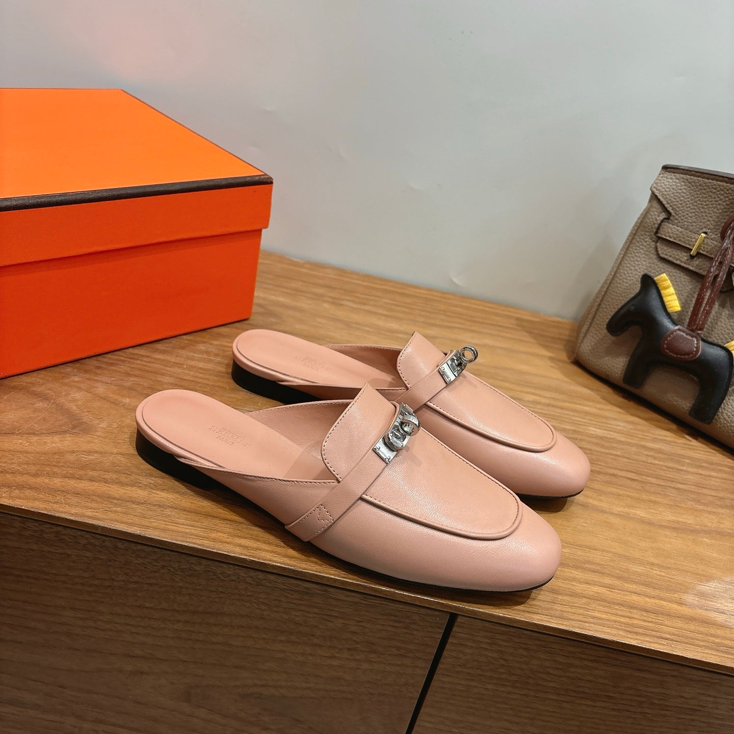 HM 26S KELLY MULE IN NUDE PINK CALFSKIN SILVER HARDWARE