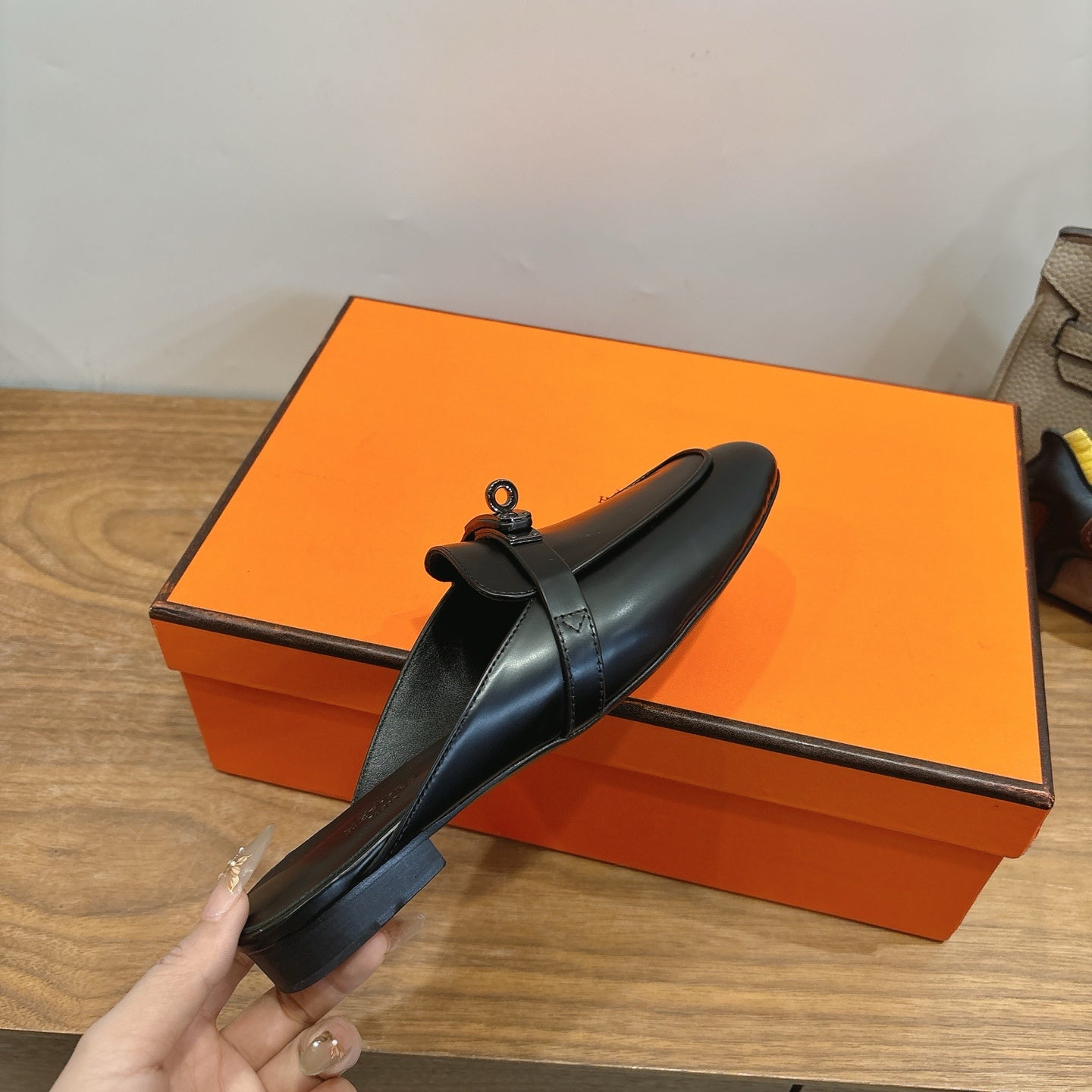 HM 26S KELLY MULE IN BLACK CALFSKIN BLACK HARDWARE