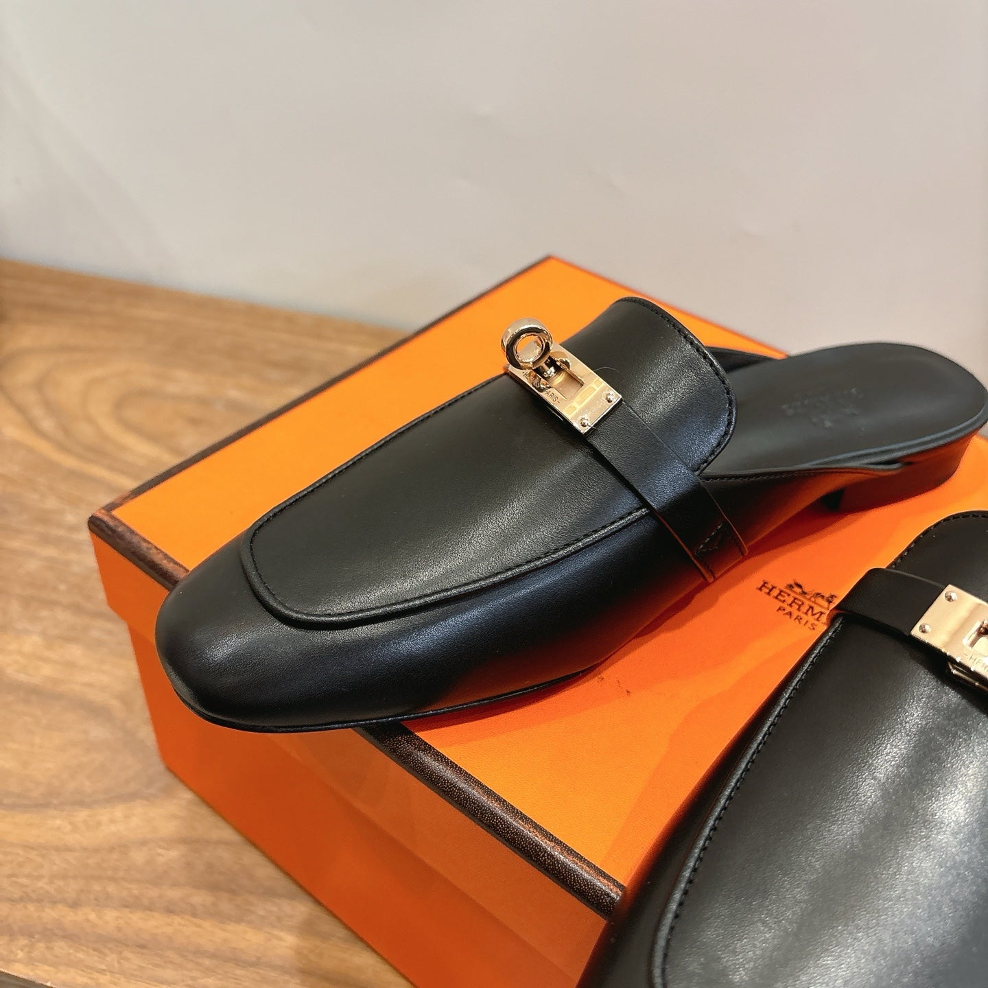 HM 26S KELLY MULE IN BLACK CALFSKIN GOLD HARDWARE