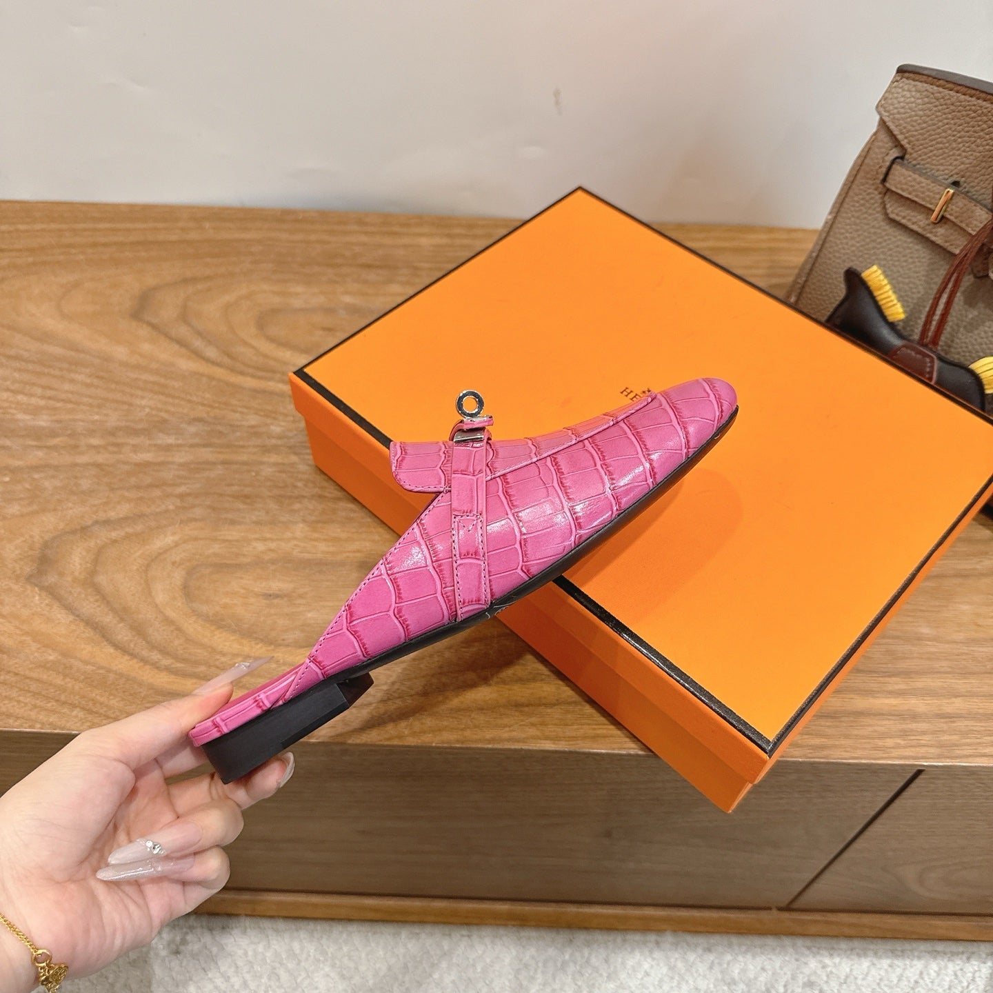 HM 26S KELLY MULE IN HOT PINK CROCODILE-EMBOSSED CALFSKIN SILVER HARDWARE