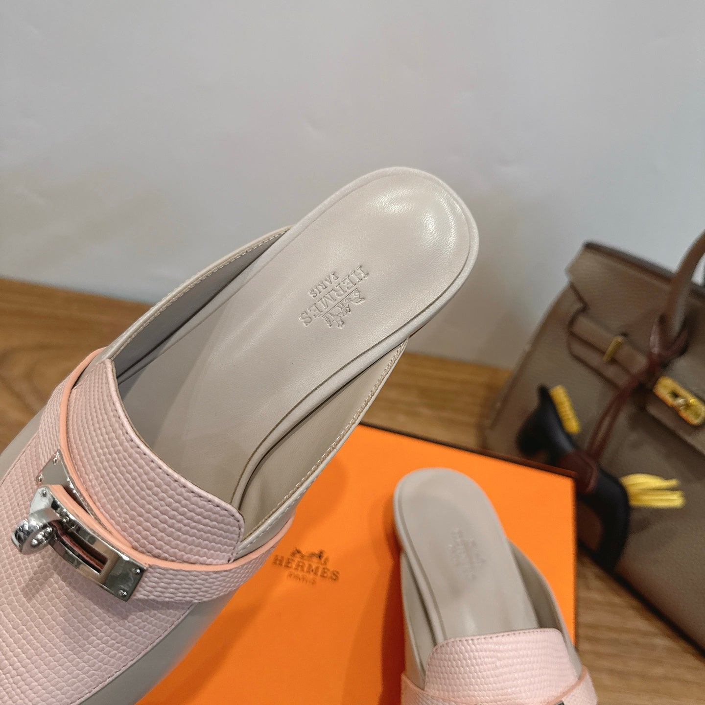 HM 26S OZ MULE IN BEIGE CALFSKIN & LIGHT PINK LIZARD GOLD HARDWARE