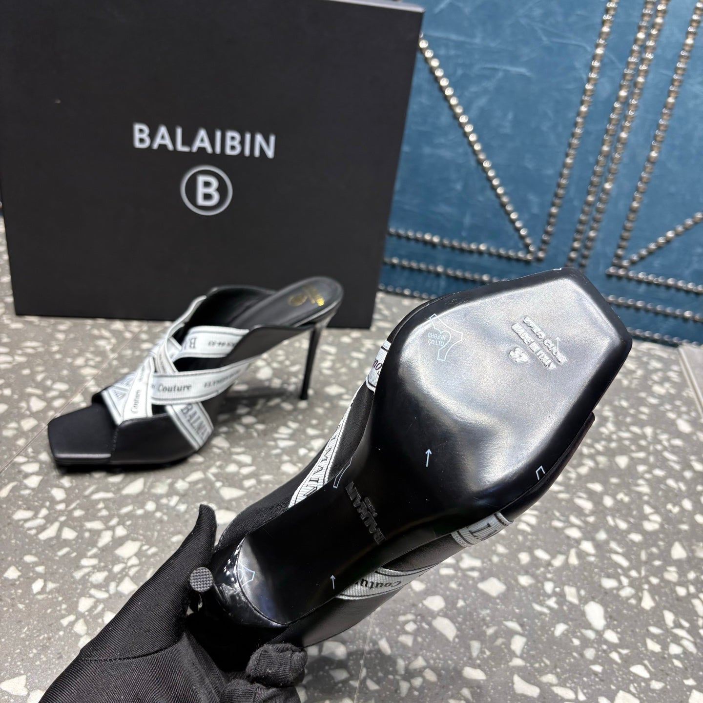 BALMAIN 26S HIGH-HEEL SANDALS 95 MM IN BLACK CALFSKIN AND WHITE FABRIC
