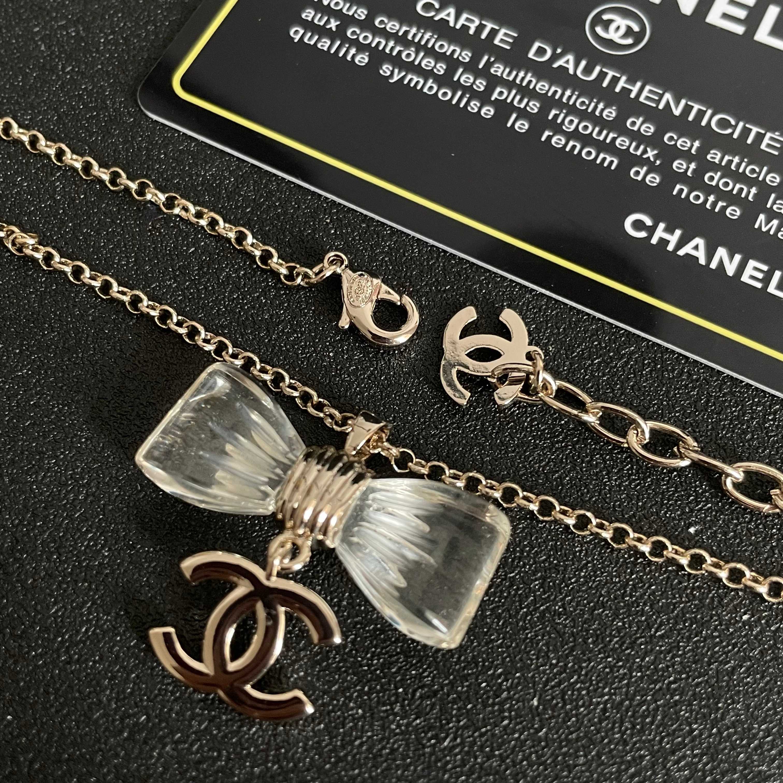 CHANEL 26S DOUBLE C LOGO CLEAR BOW PENDANT NECKLACE IN GOLD METAL 629174