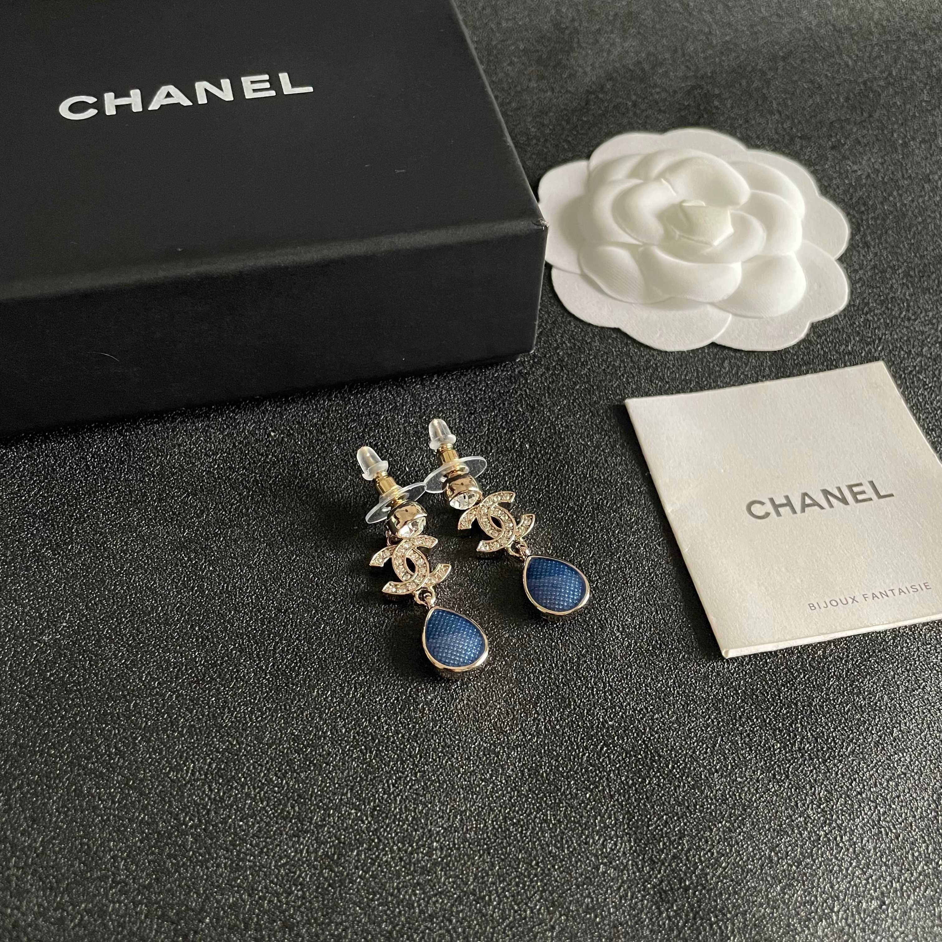 CHANEL 26S DOUBLE C CRYSTAL LOGO BLUE TEXTURED TEARDROP DANGLE EARRINGS IN GOLD METAL 629183