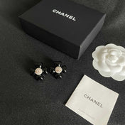 CHANEL 26S DOUBLE C CRYSTAL LOGO BLACK ENAMEL FLOWER STUD EARRINGS IN GOLD METAL 629184