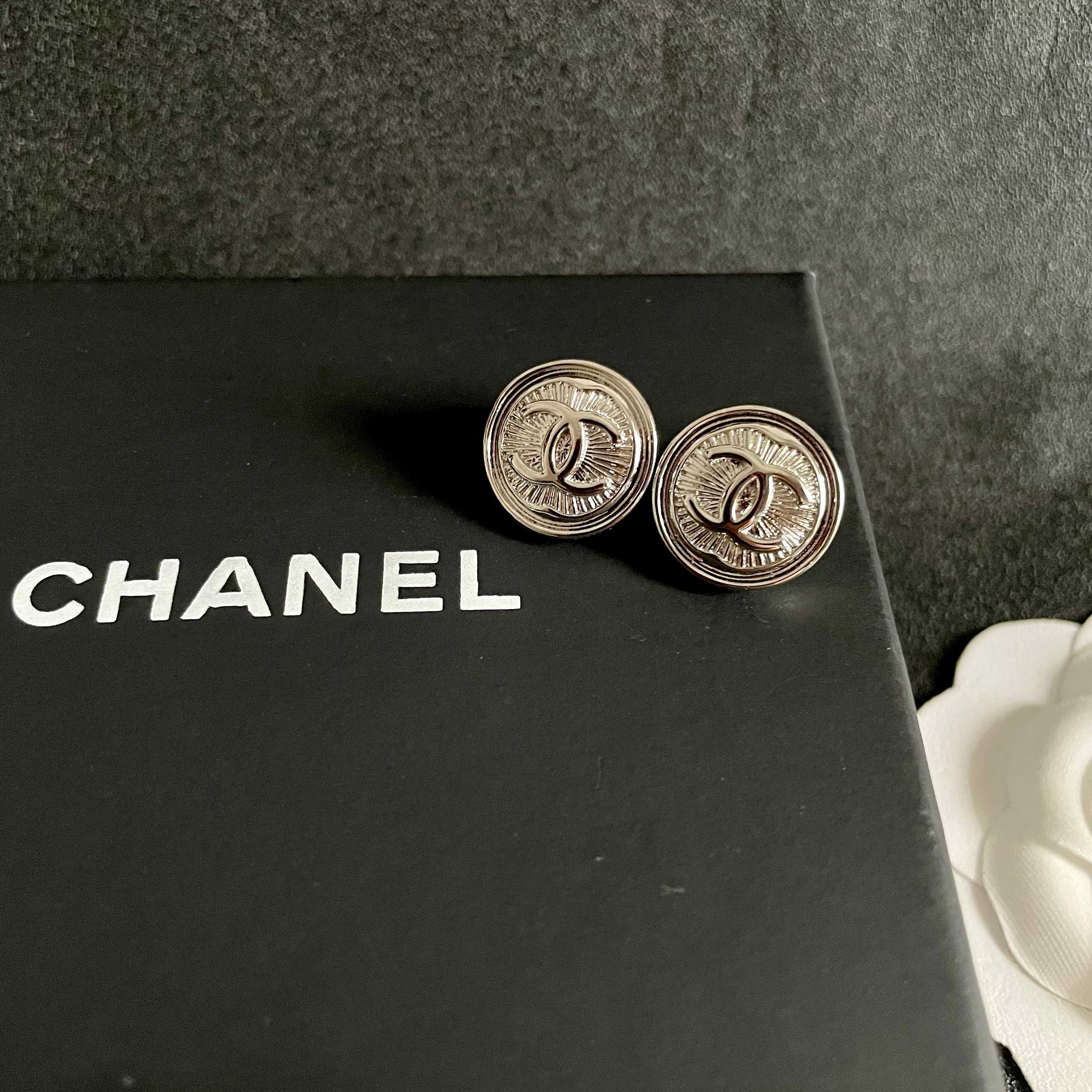 CHANEL 26S DOUBLE C LOGO ENGRAVED ROUND STUD EARRINGS IN SILVER METAL 629190