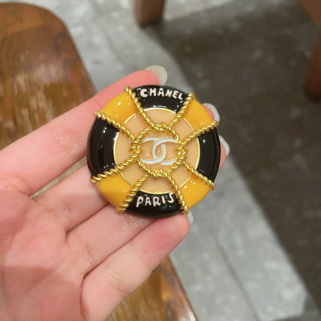 CHANEL 26S DOUBLE C LOGO PARIS ROUND ENAMEL BROOCH IN BLACK & AMBER WITH ROPE DETAIL GOLD METAL 629194
