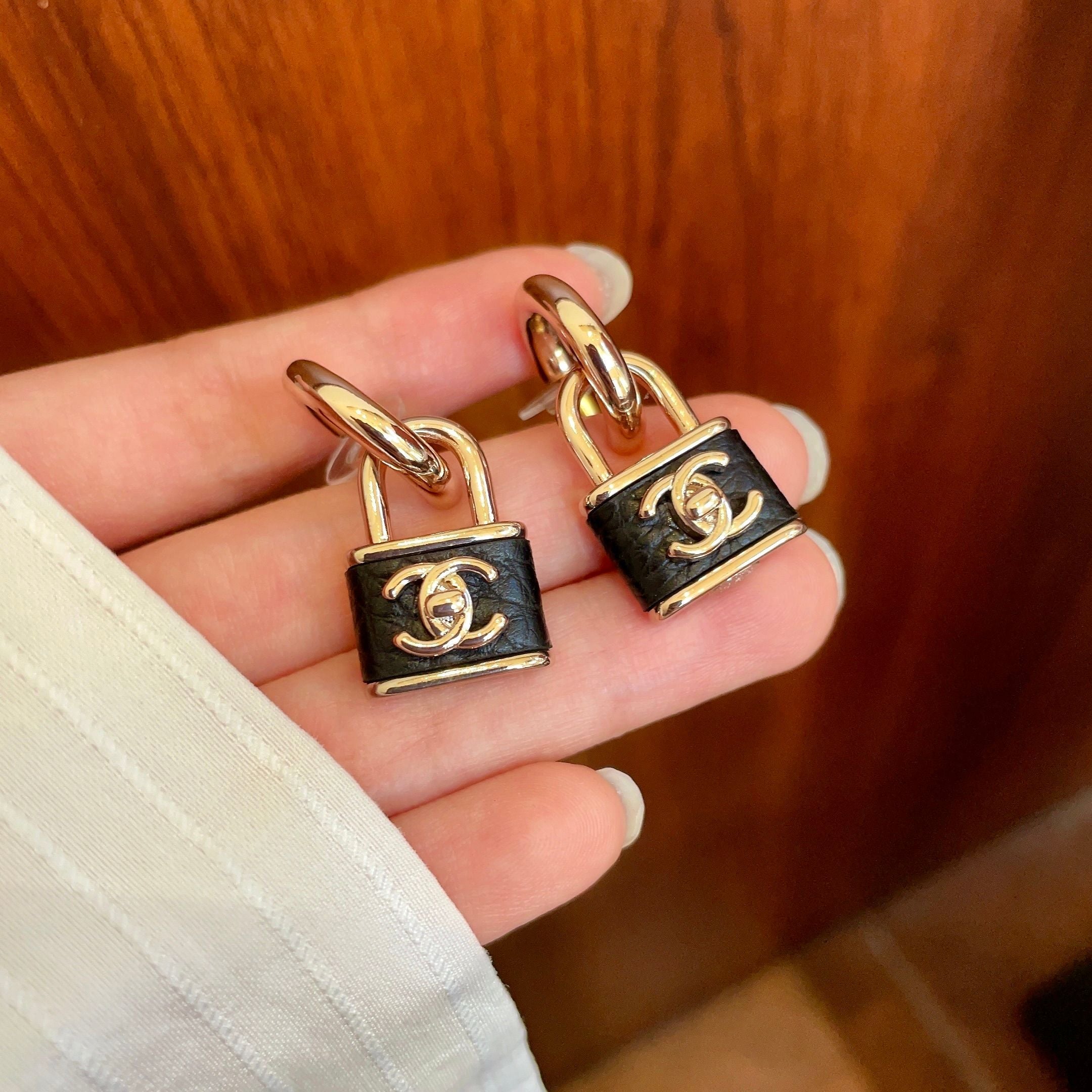 CHANEL 26S DOUBLE C LOGO PADLOCK DROP EARRINGS IN GOLD & BLACK METAL 629975