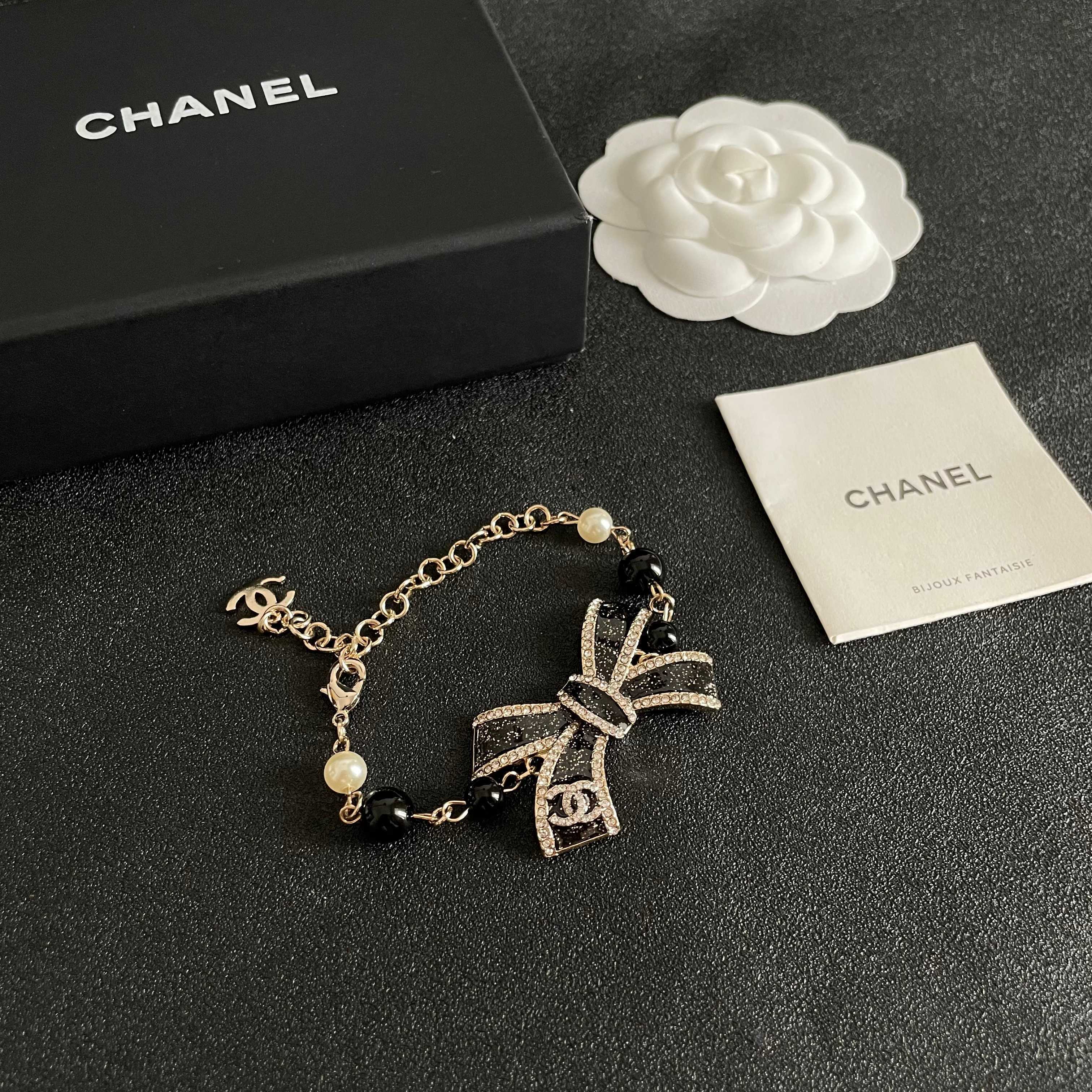 CHANEL 26S CRYSTAL BOW PEARL & BEAD CHAIN BRACELET IN GOLD METAL 629979