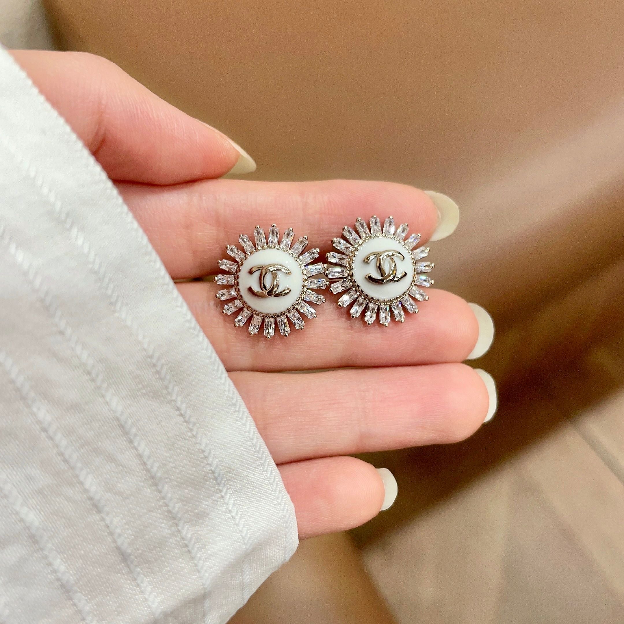 CHANEL 26S DOUBLE C LOGO CRYSTAL SUNBURST STUD EARRINGS IN GOLD METAL 629990