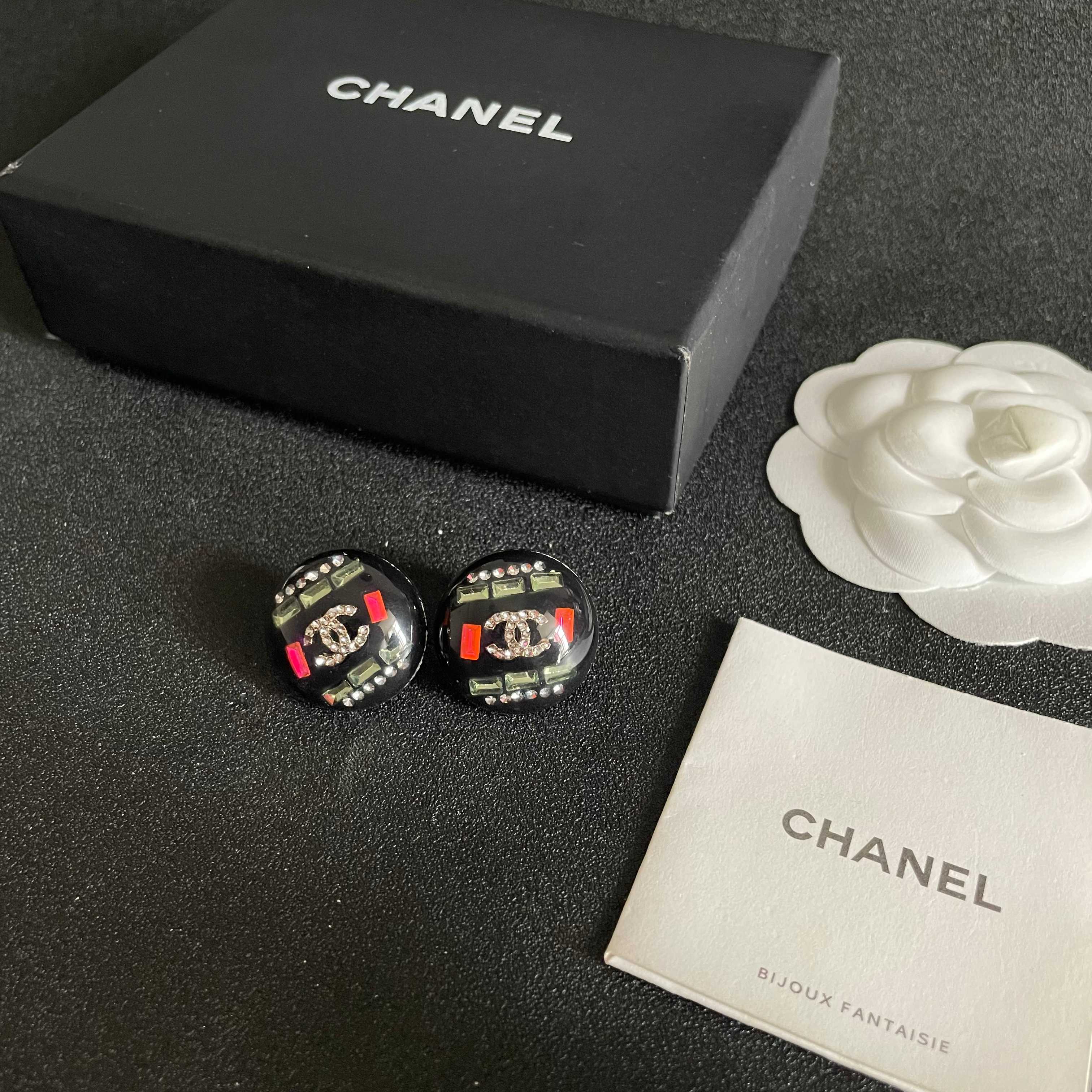 CHANEL 26S DOUBLE C LOGO MULTICOLOR CRYSTAL DOME STUD EARRINGS IN BLACK ENAMEL & GOLD METAL 630064